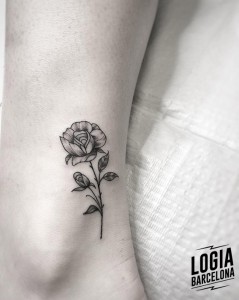 Tattos pequeños - Rosa en el tobillo - Logia Barcelona 